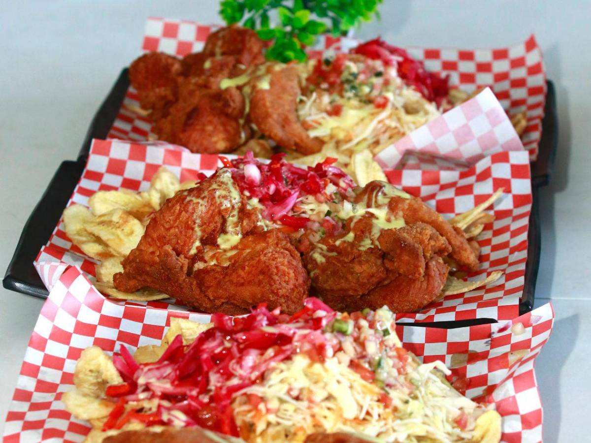 Crujiente y sabroso: así se sirve el pollo con tajadas en San Pedro Sula”