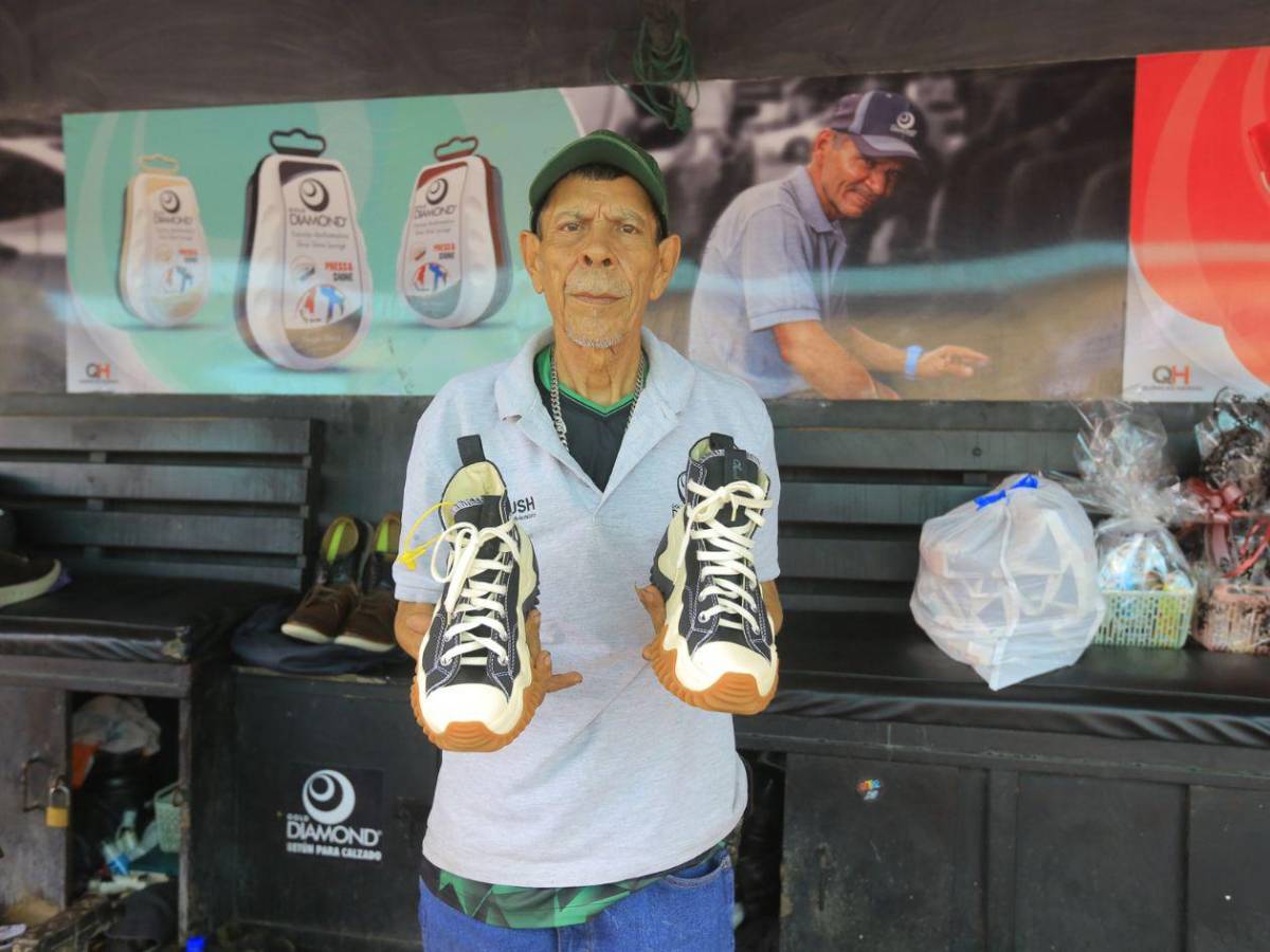Lustradores de zapatos: el oficio que resiste al tiempo en el corazón de San Pedro Sula