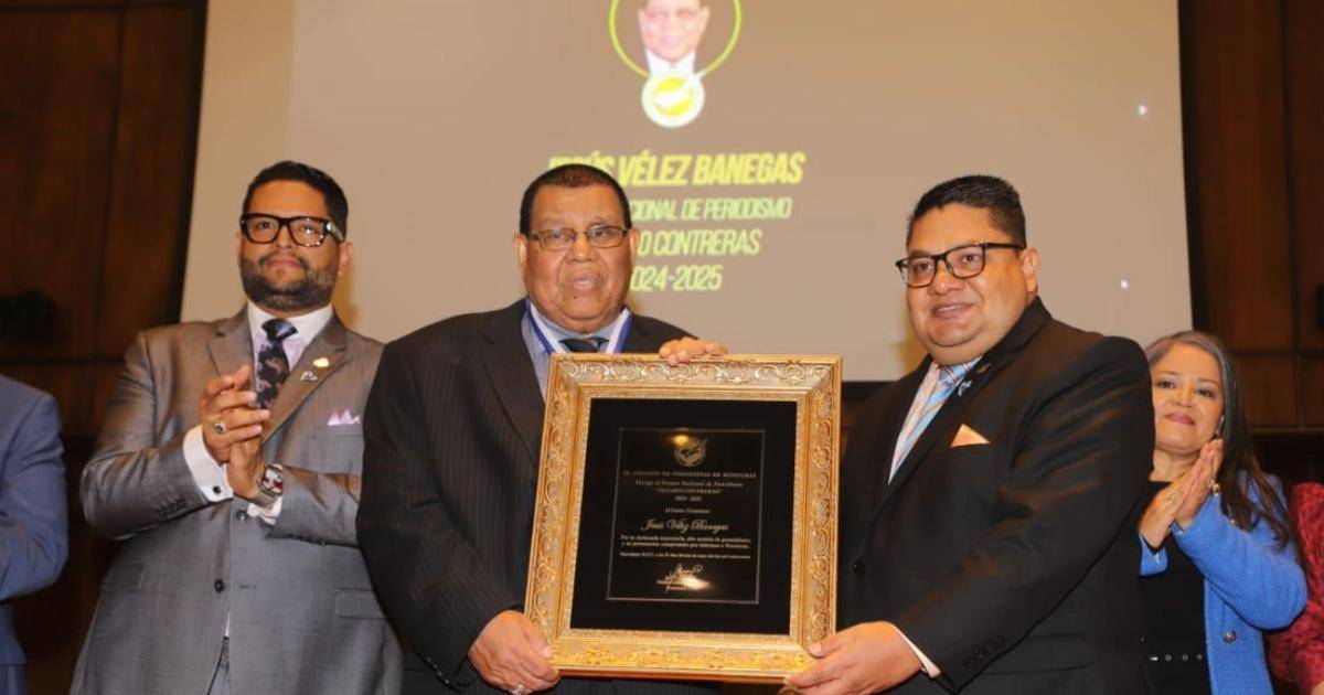 Jesús Vélez Banegas recibe el premio Álvaro Contreras