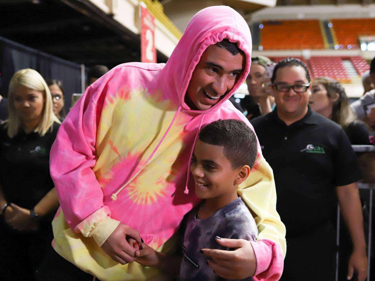 Bad Bunny reparte 25,000 regalos a niños pobres de Puerto Rico