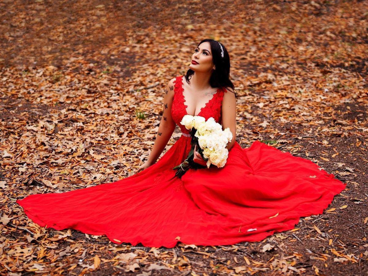 Elsa Oseguera se viste de quinceañera para celebrar sus 30 años