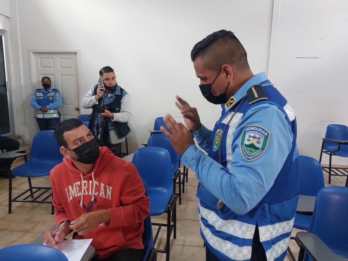 Conductores con discapacidad auditiva obtienen permisos de conducir
