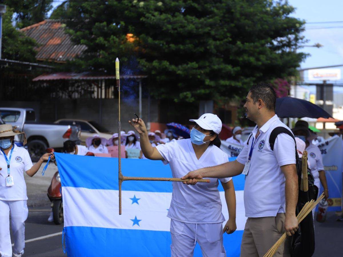 Enfermeras protestan en San Pedro Sula por aumento de salario.