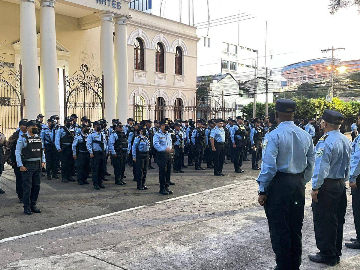 Enorme despliegue policial previo al estado de excepción