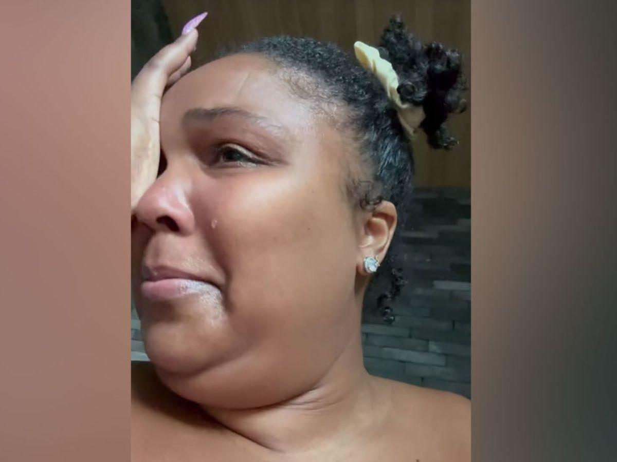 Lizzo reacciona después de ver un mensaje de Feliz Navidad de James Galway, publicado en su historias de Instagram.