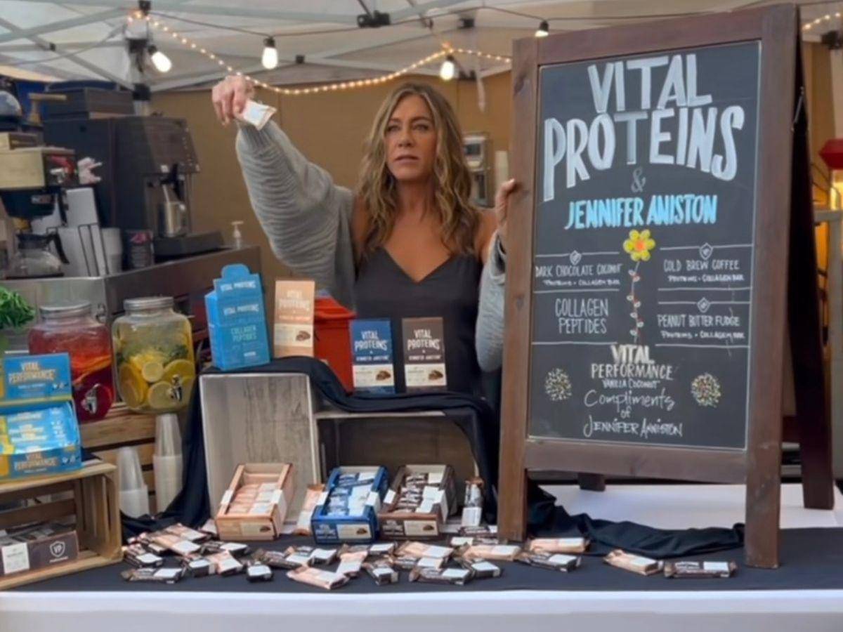 Captan a Jennifer Aniston vendiendo sus productos en un mercado