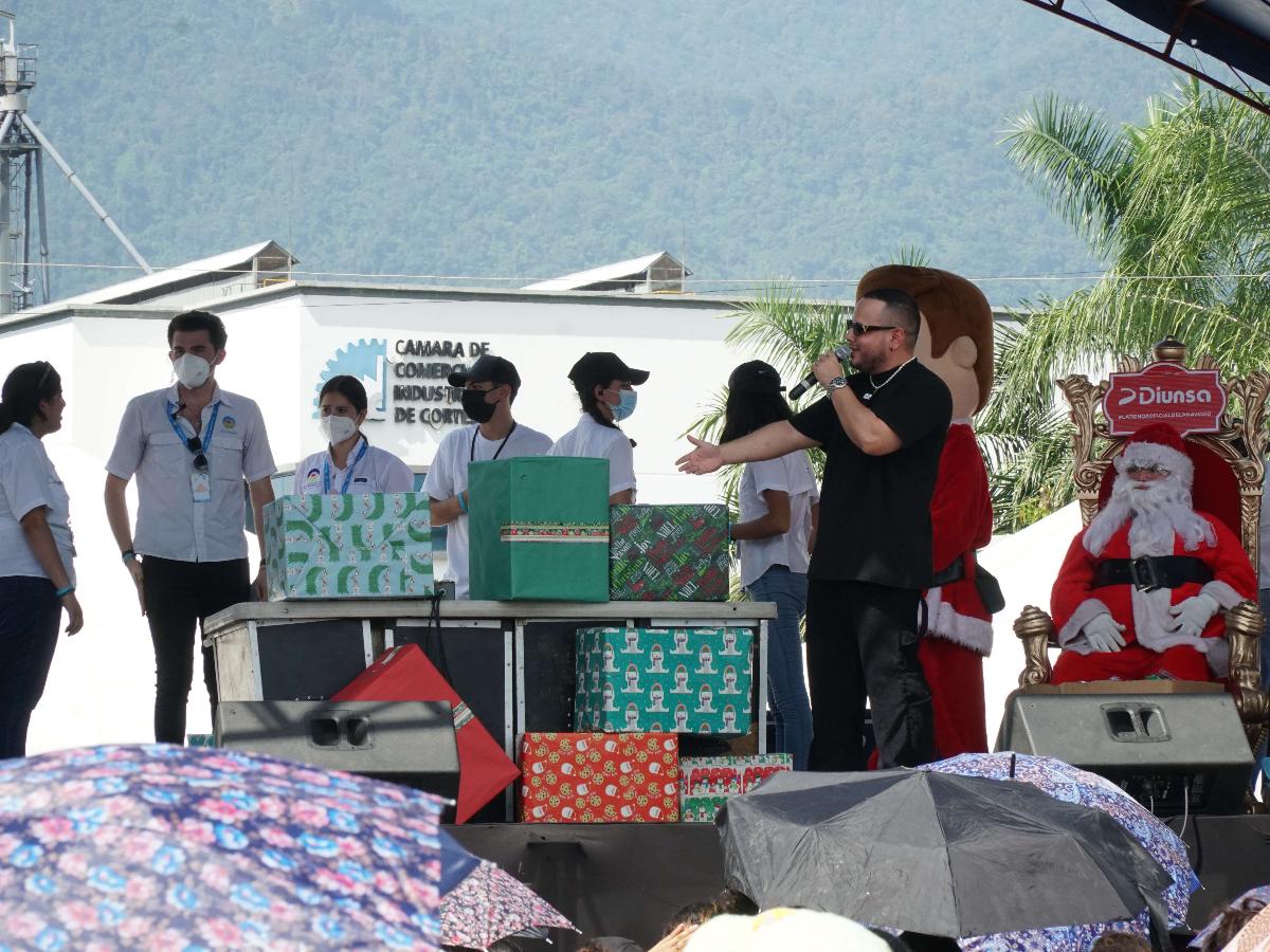 Voces de Esperanza entrega canastas navideñas a sampedranos