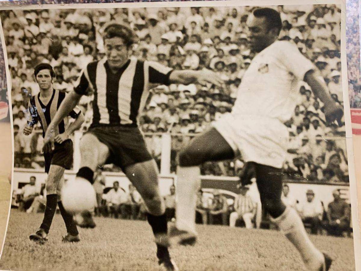 Pelé en un duelo contra Mario “Pelola”.