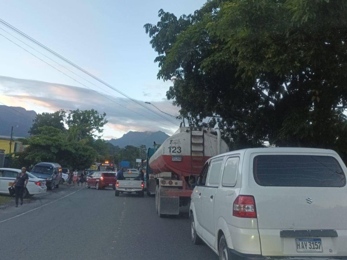 Tomada carretera CA-13 en La Ceiba por empleados públicos