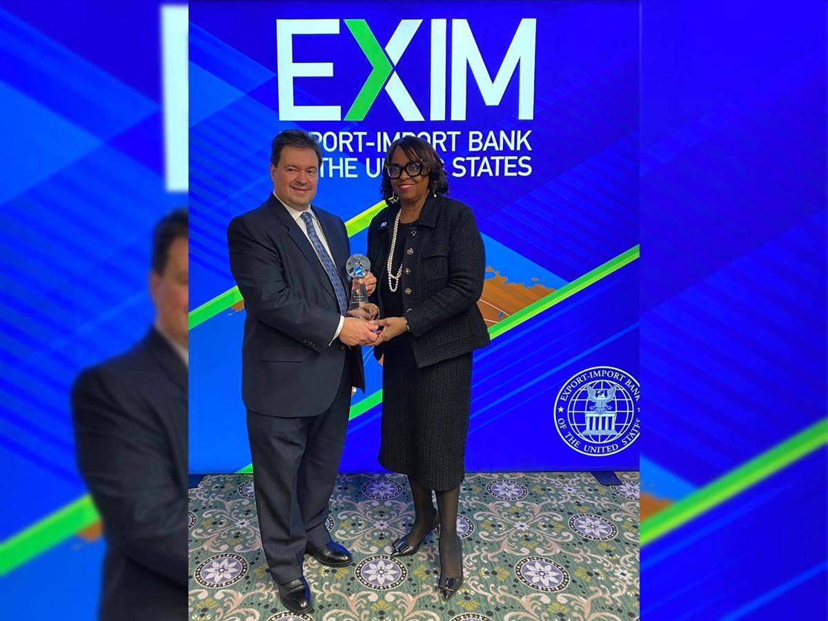 Guillermo Bueso, presidente ejecutivo de Banco Atlántida, recibe el premio de Reta Jo Lewis, presidente de EXIM, durante la Conferencia Anual 2022.