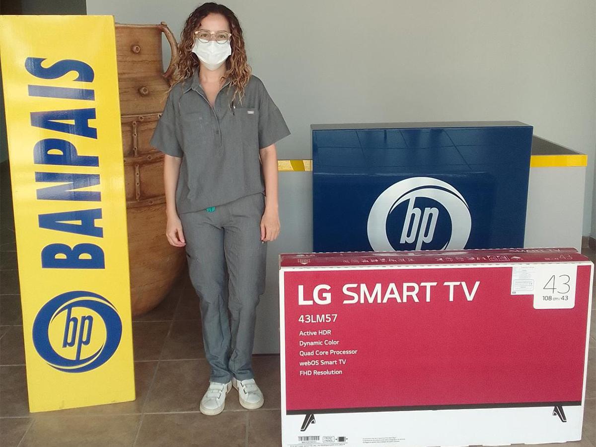 Una de las ganadoras muestra su nuevo televisor LED de 42 pulgadas.