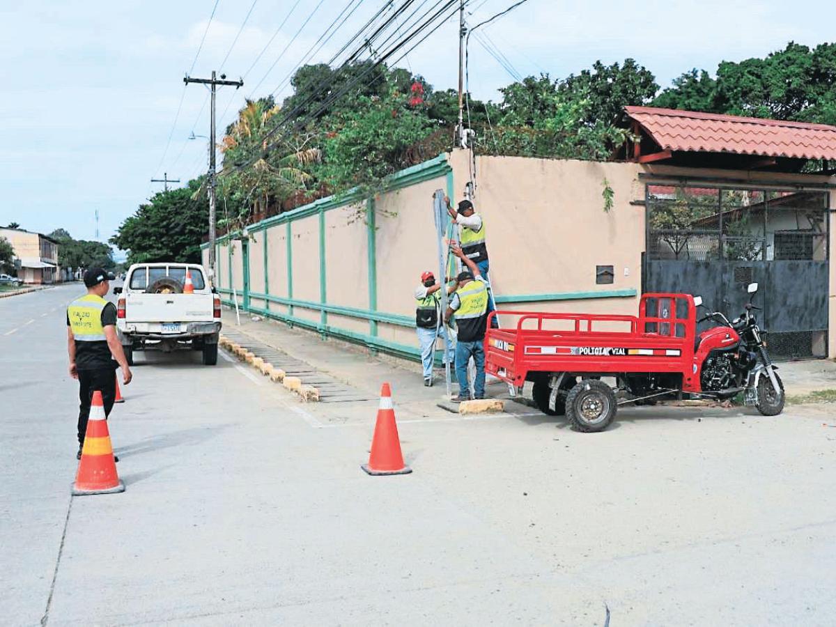 En Puerto Cortés instalan 350 rótulos de señalización vial