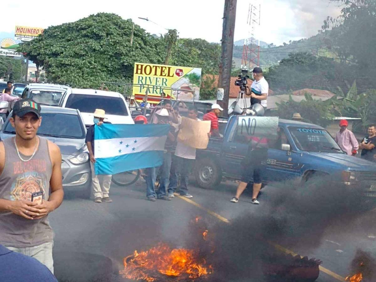 Pobladores en contra de pagar la tasa vehicular en La Masica