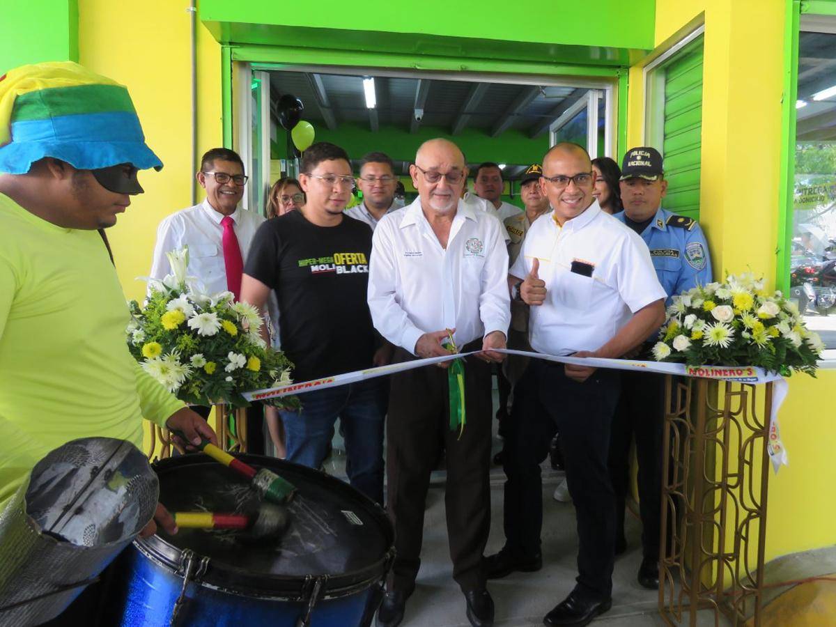 Ejecutivos e invitados especiales como las fuerzas vivas del municipio realizaron el corte de cinta.