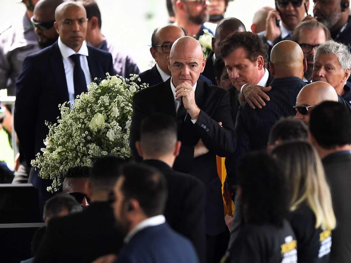 Gianni Infantino estuvo presente en el velatorio de Pelé.