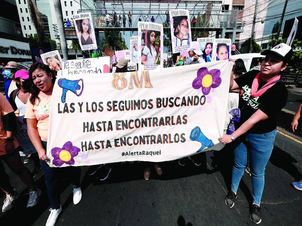 $!Otras madres pasan afuera de los penales esperando que liberen a sus hijos que no son pandilleros.
