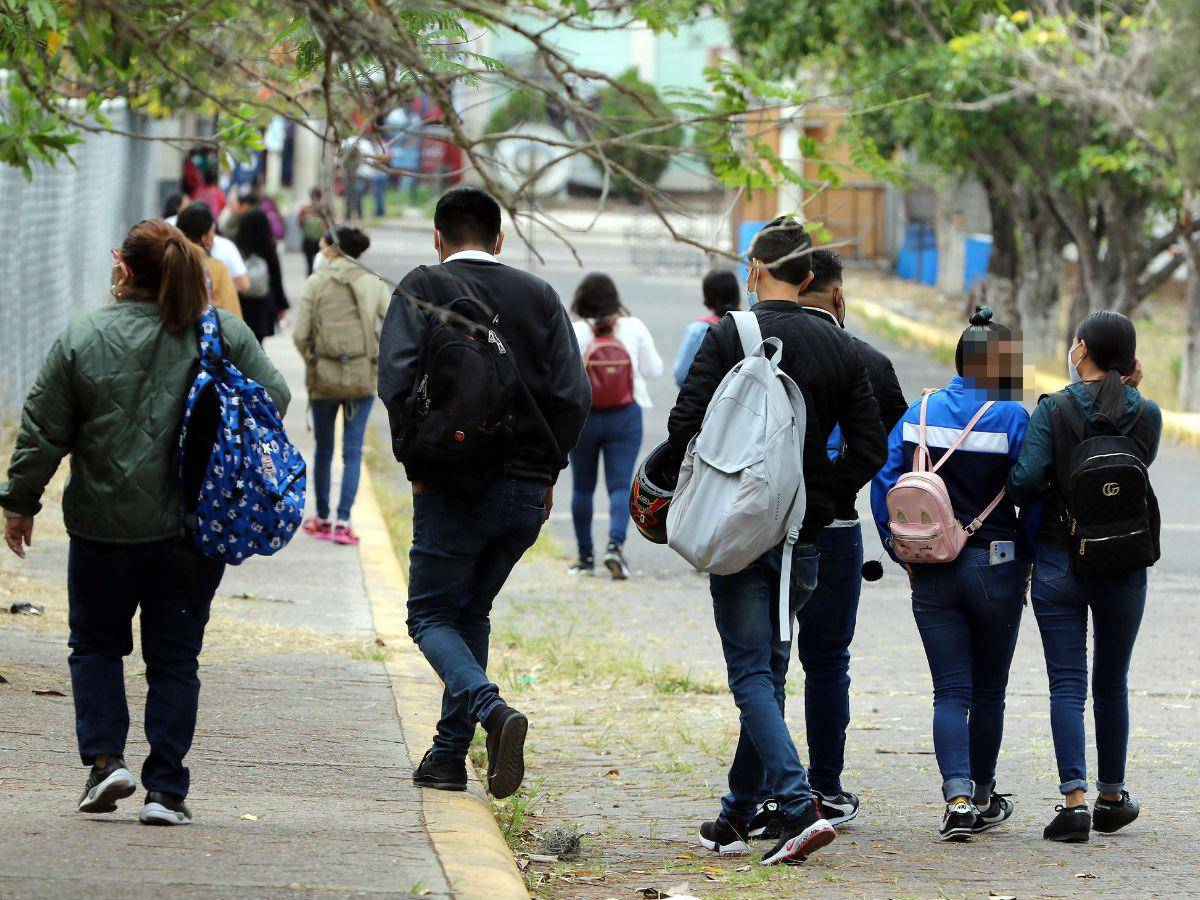 $!Los estudiantes del sexo masculino son los que más expuestos están a esta táctica de las maras y pandillas.