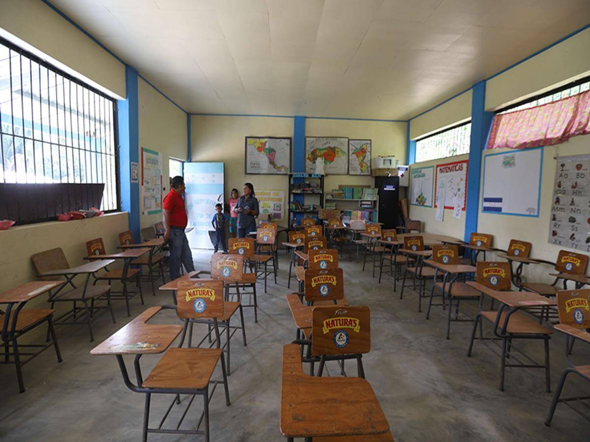 $!En la aldea San Cristóbal, los niños usaron por primera vez el uniforme el día que el equipo de LA PRENSA llegó.