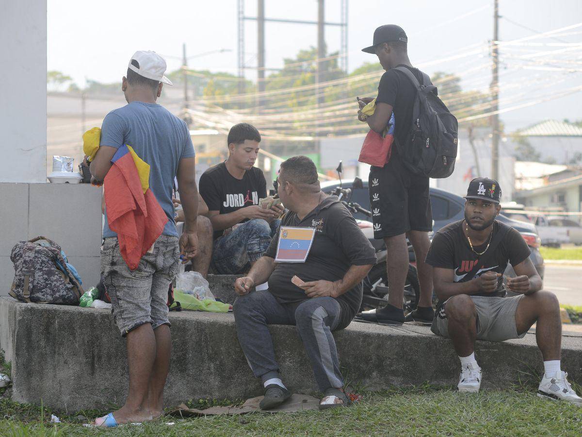 $!En las calles de la ciudad industrial decenas de venezolanos quedaban varados en su ruta hacia Estados Unidos.