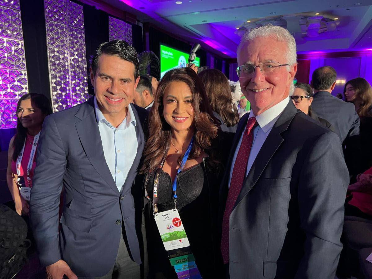 $!César Conde, presidente del grupo de noticias NBC Universal, Dunia Elvir y Paul Krekotian, residente del consilio de Los Ángeles.