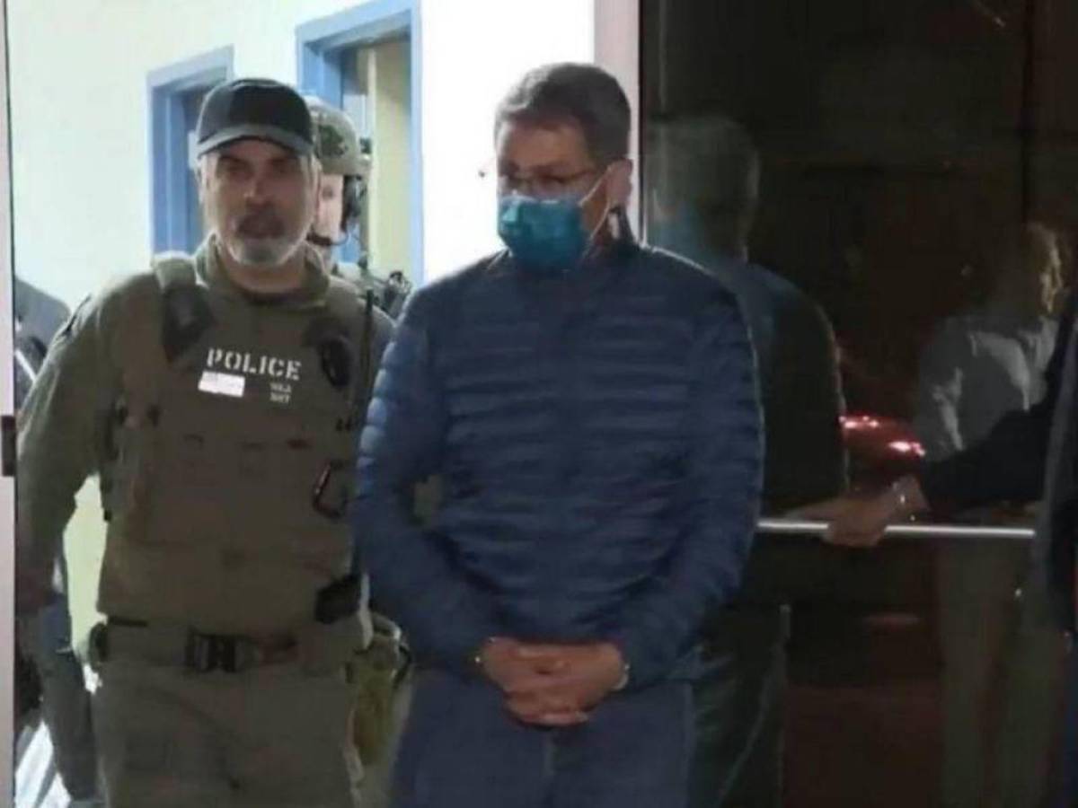 $!El expresidente Juan Orlando Hernández fue extraditado desde Honduras hacia Estados Unidos el 21 de abril de 2022, tres meses después de que culminó su segundo mandato en la presidencia de Honduras.