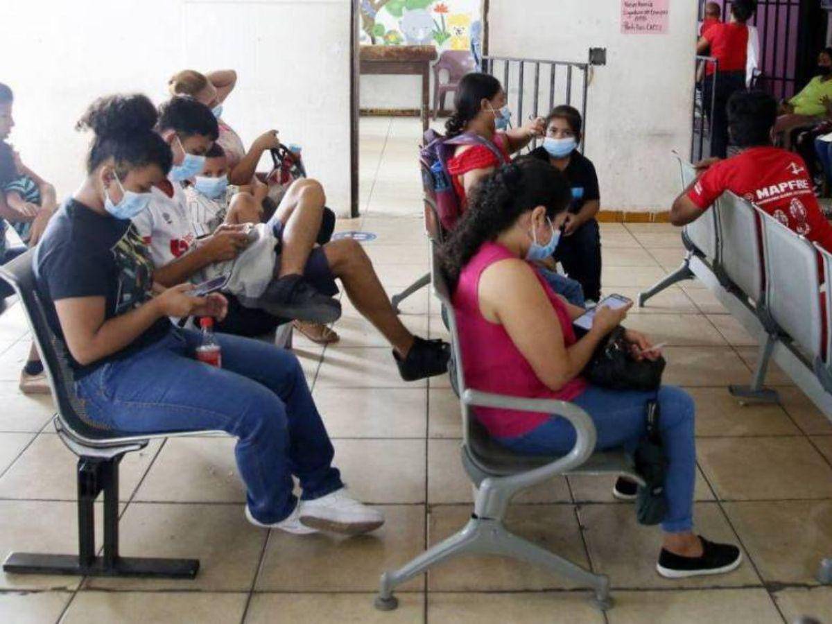$!En las últimas semanas, los hospitales públicos han sido abarrotados por pacientes con síntomas respiratorios en busca de atención.