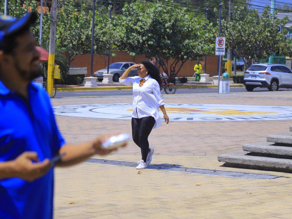 $!Expertos recomiendan a la población protegerse de las altas temperaturas.