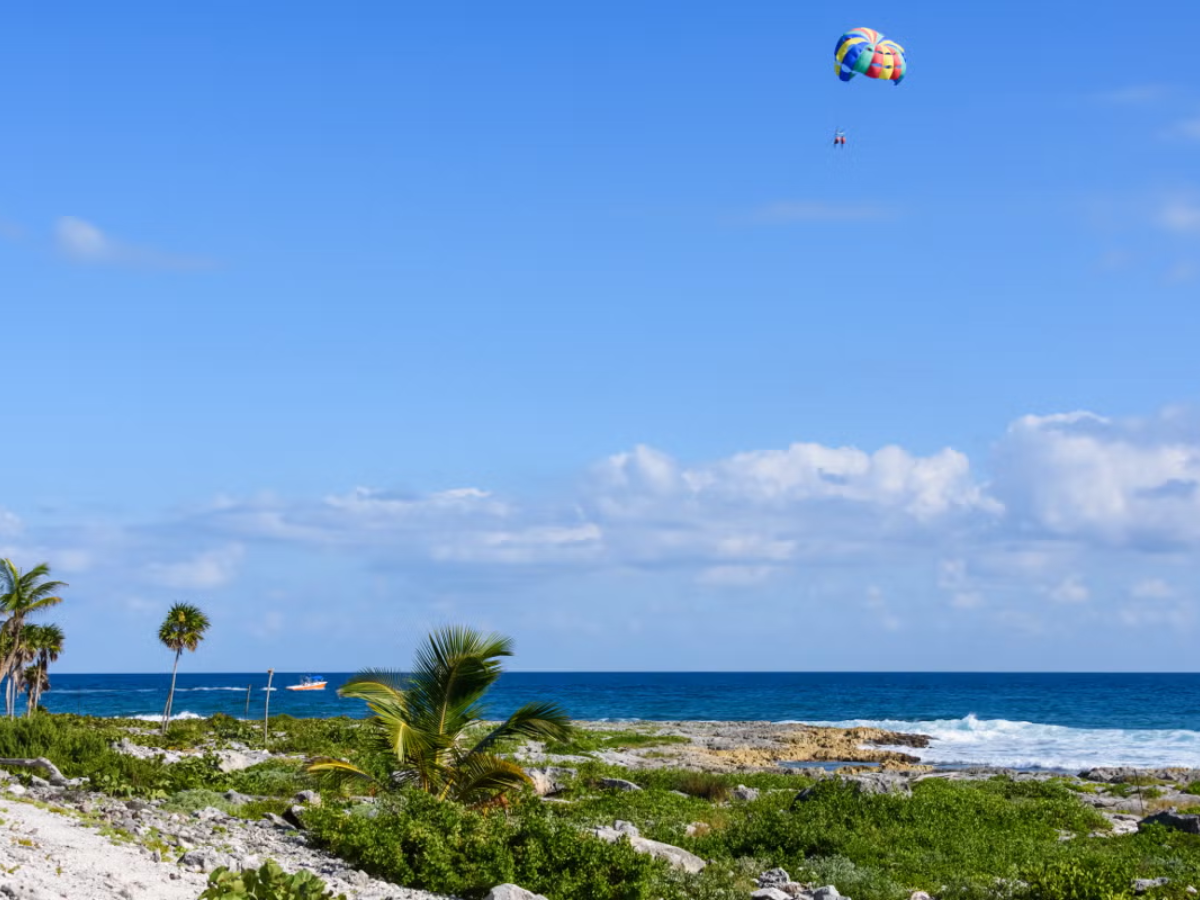 $!La practica del Parasailing en Roatán.