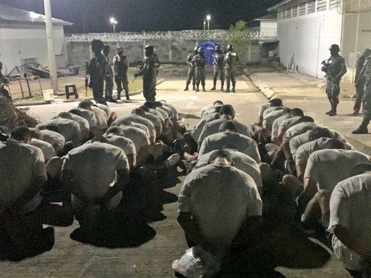 $!Apilados uno tras otro y con la cabeza agachada, los miembros de estructuras criminales fueron extraídos de su celda y clasificados para trasladarlos a la cárcel de “El Pozo”, en Santa Bárbara, y en “La Tolva”, en El Paraíso.