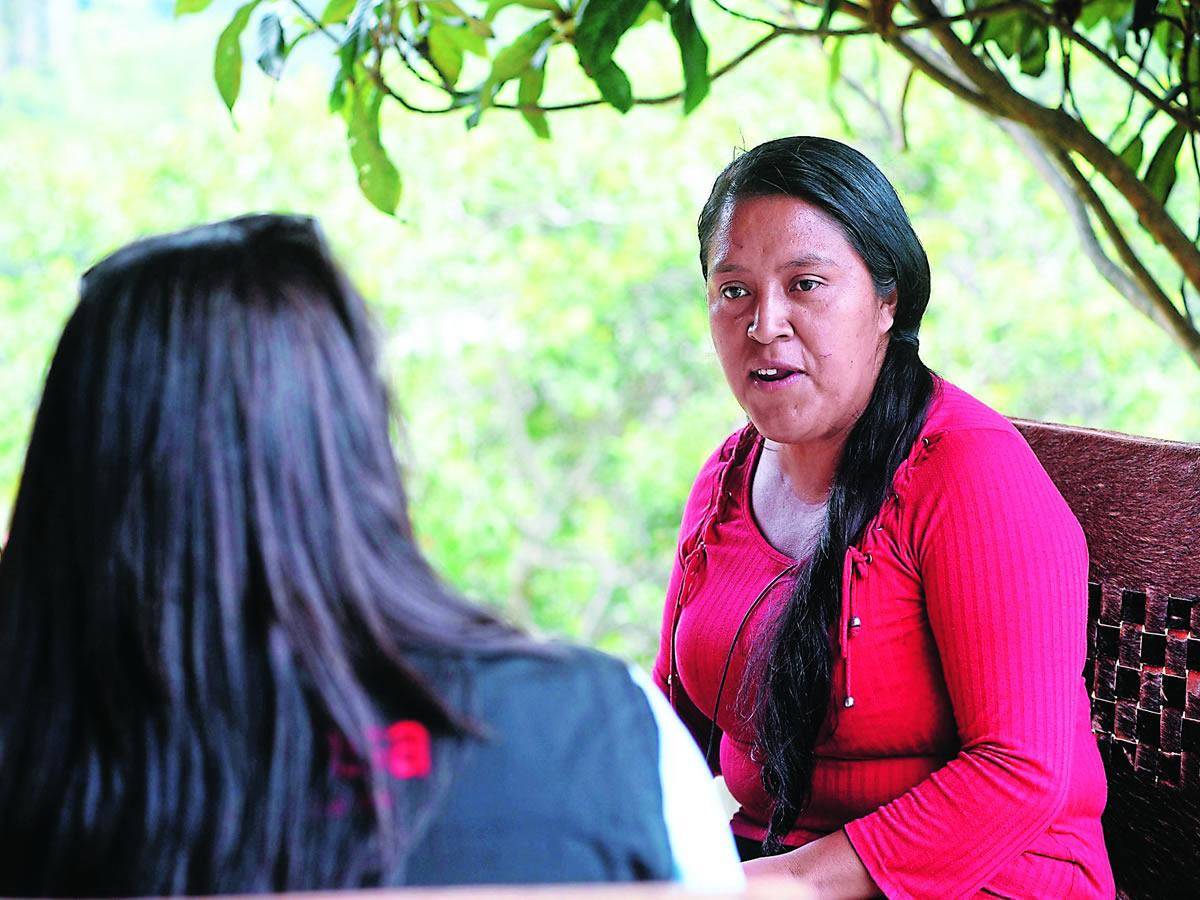 $!Dunia Dinora Vásquez Gómez, lideresa de Poza Verde, San Manuel de Colohete, dice que cada día, decenas de jóvenes y hasta personas mayores emigran ante el mar de carencias con el que viven. Ella nos mostró su pueblo y su familia, donde sufren necesidad.