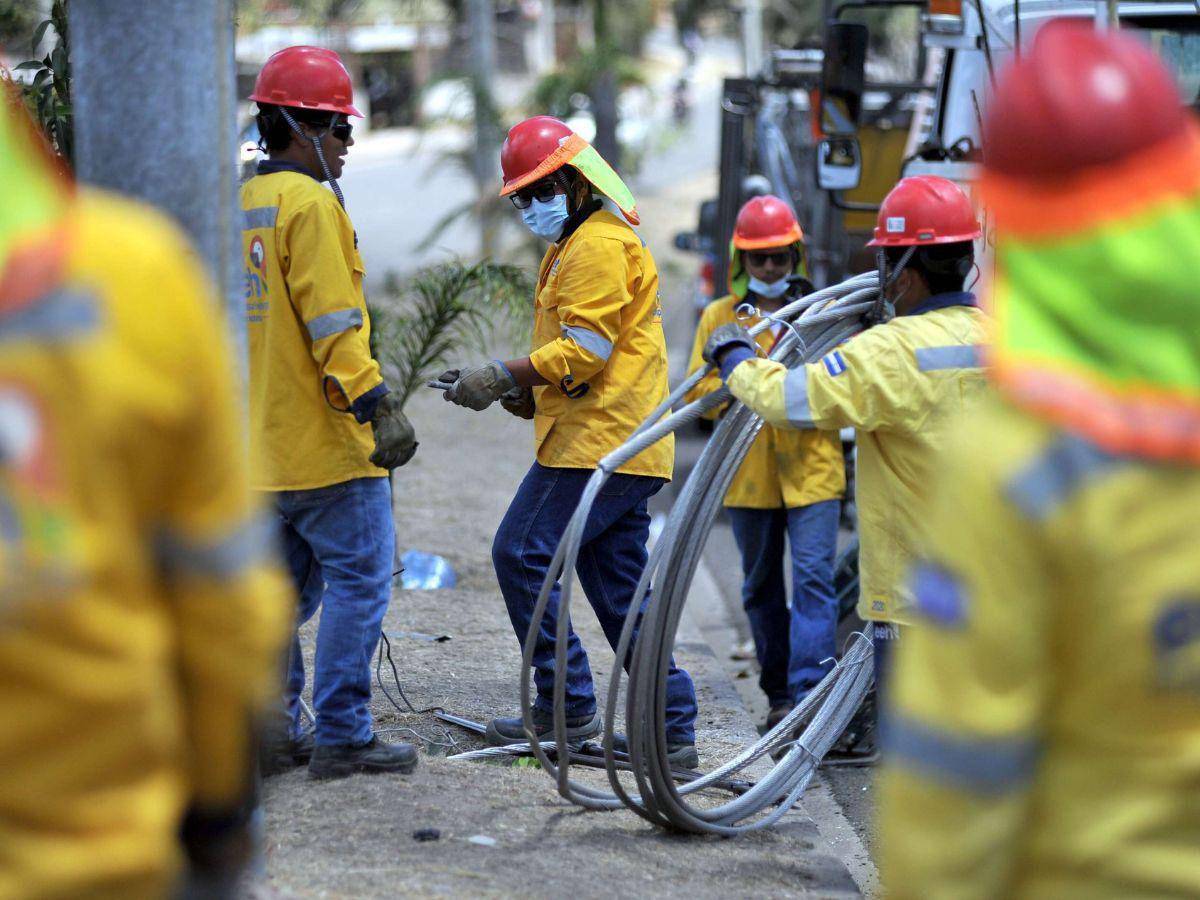 $!Más de 50 mil millones paga la estatal eléctrica por concepto de salarios.