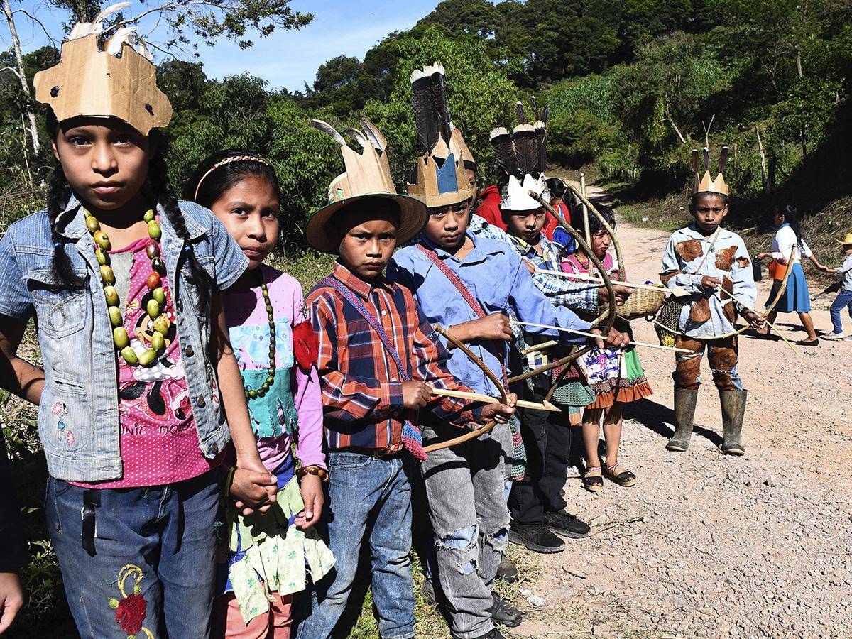 $!Los niños de Congolón, Piedra Parada, y otras comunidades cercanas, rindieron homenaje a Lempira: muchos subieron el cerro donde fue ejecutado para llevarle arreglos y celebrar su legado.