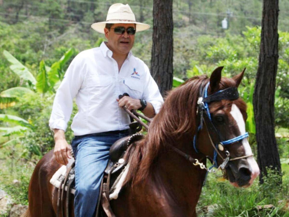 $!Fotografía muestra al expresidente hondureño, Juan Orlando Hernández, montando a caballo en una de sus propiedades.
