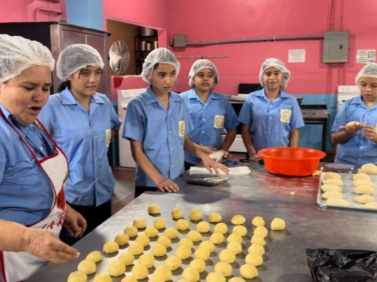 $!Estudiantes elaboran semitas y pastelitos de piña.