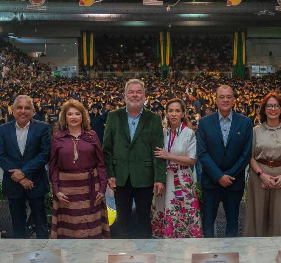 Parte de la mesa principal quienes presidieron la ceremonia de graduación en el gimnasio municipal.
