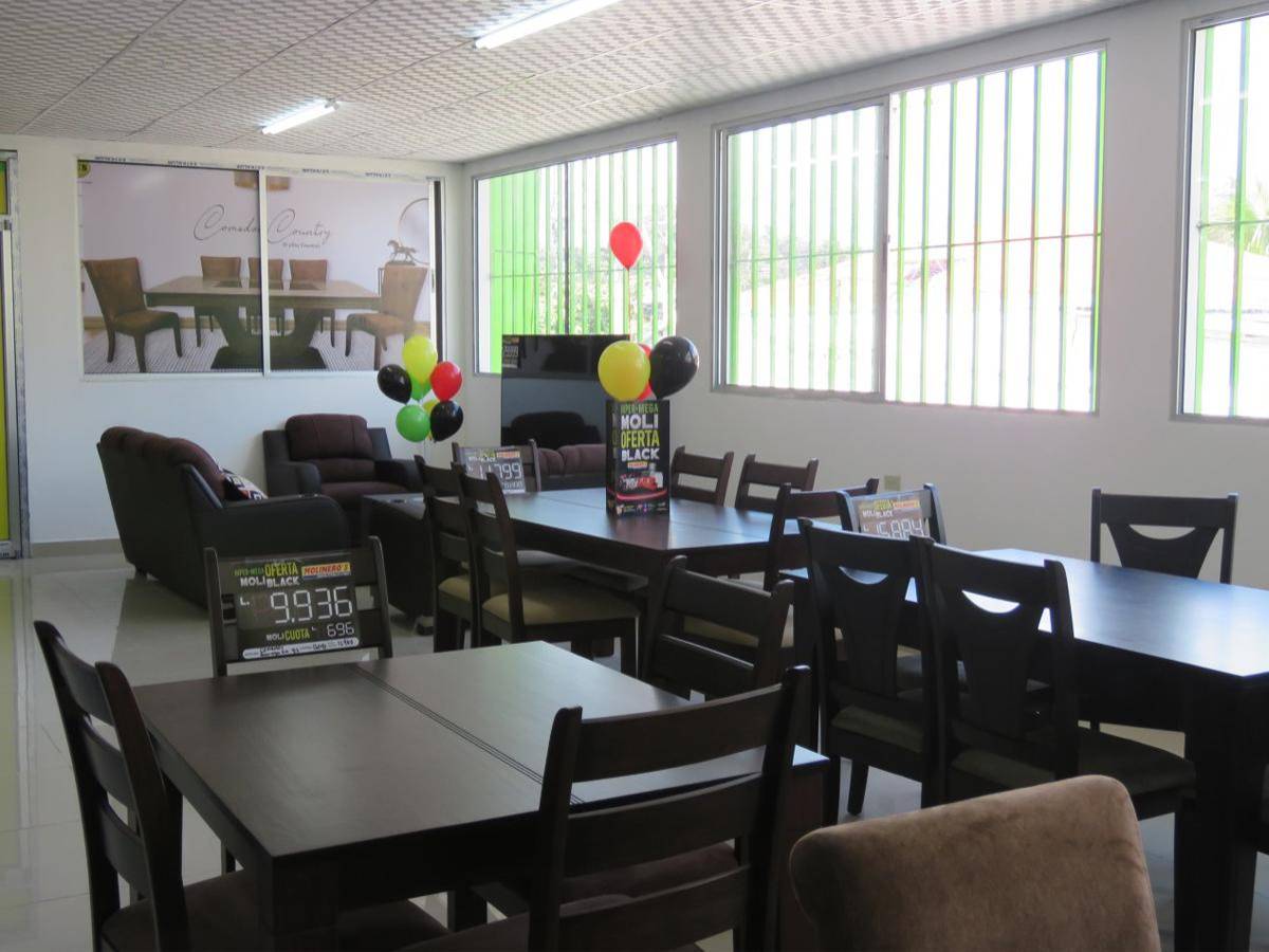 La tienda cuenta con una amplia exhibición de productos de las mejores marcas.