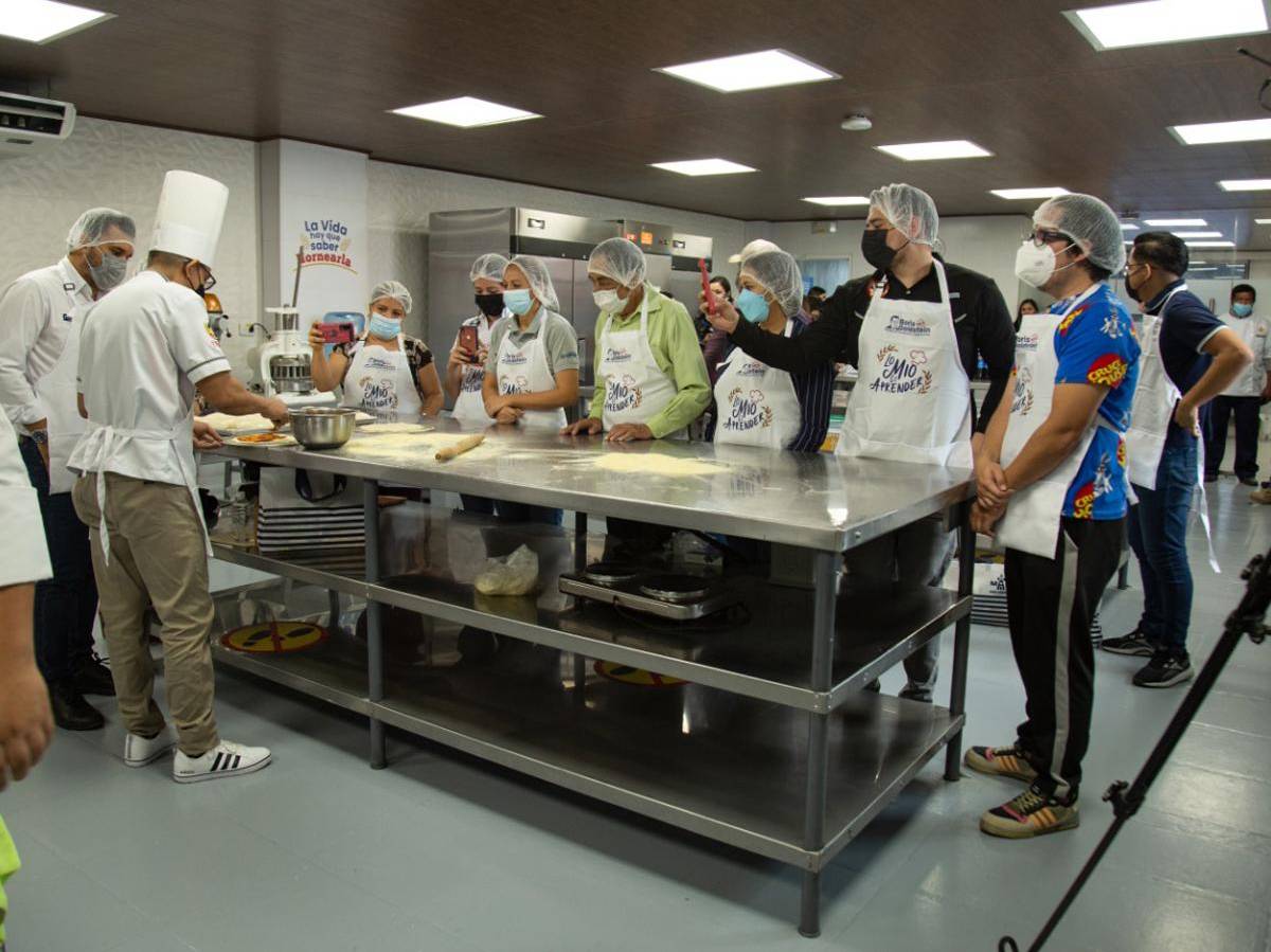 Los periodistas de la zona norte en el marco a la inauguración, elaboraron una pizza con las indicaciones y consejos del chef de la Escuela Boris Goldstein.