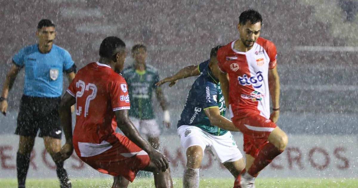 Vida y Marathón se juega en cancha inundada Vida y Marathón se juega en cancha inundada