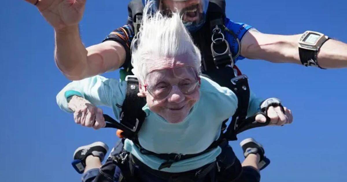 104-year-old woman sets record with parachute