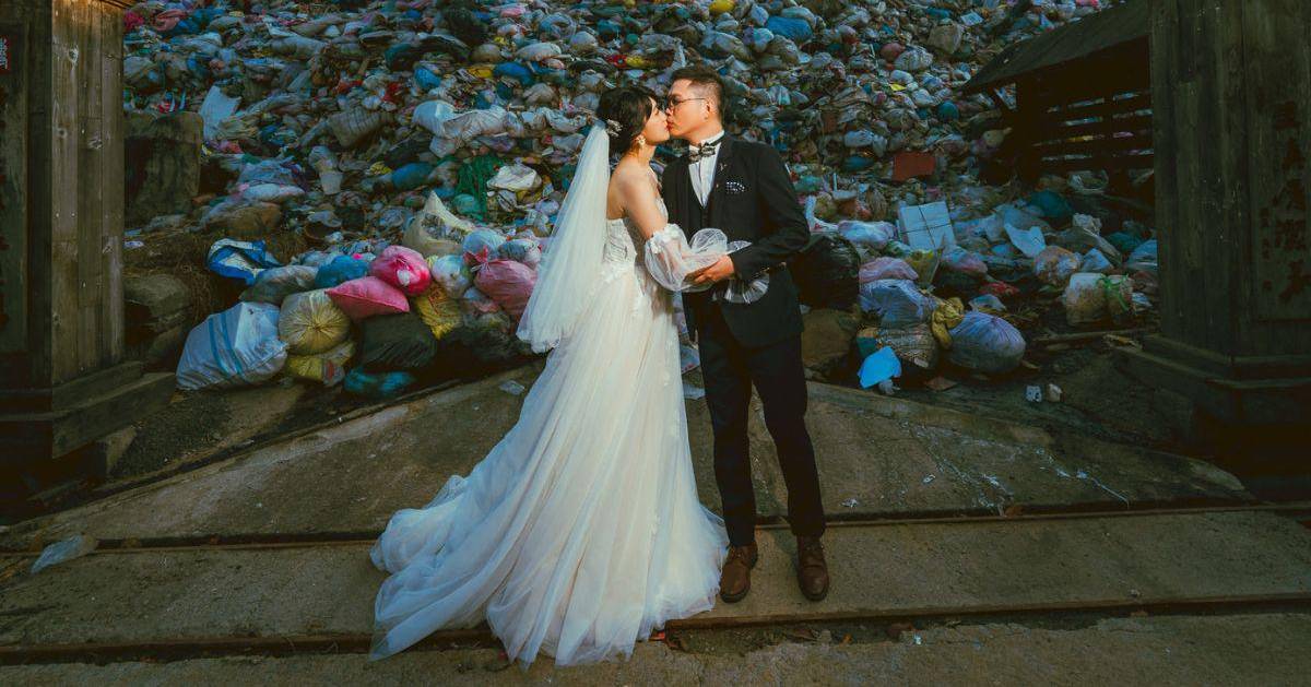 Novios realizan sesión de fotos en un basurero por singular motivo 