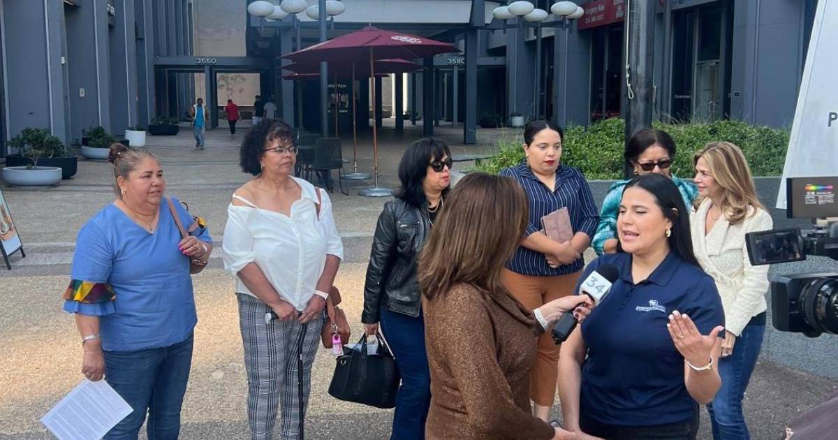 Hondurans arrive at the Los Angeles consulate to demand that they return money for appointments
