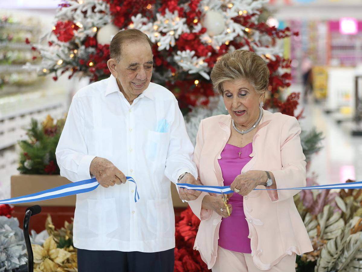 Jorge Faraj y Lily de Faraj realizaron el corte de la cinta en la inauguración de Diunsa Plaza Universal.