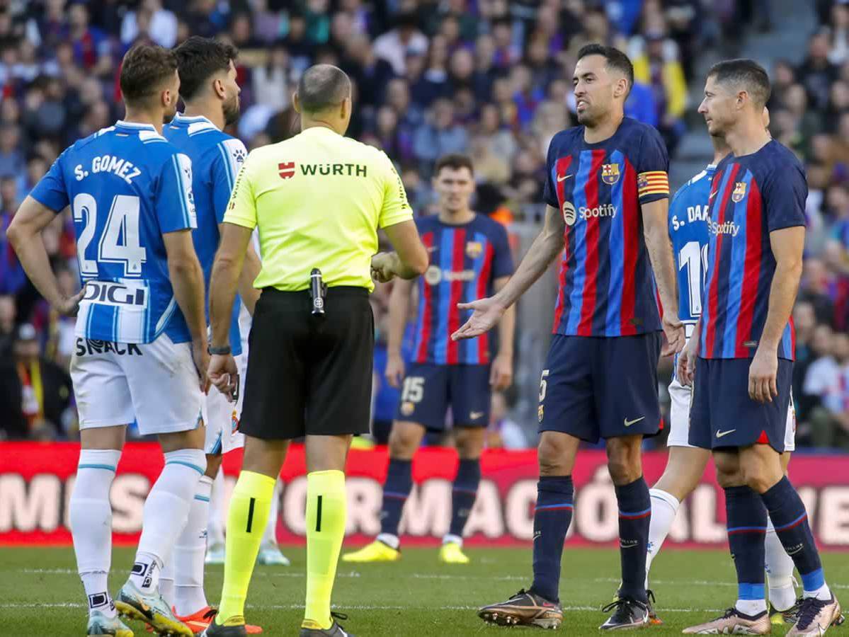 El Barça se atasca ante Espanyol en derbi con polémico arbitraje