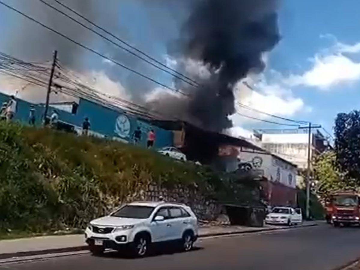 El incendio provocado por la rastras fue controlado por los bomberos.