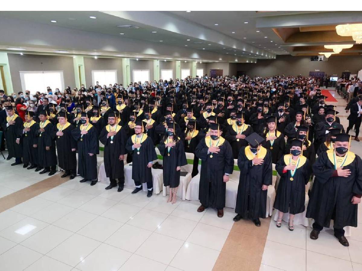 UTH celebra su quincuagésima graduación en San Pedro Sula