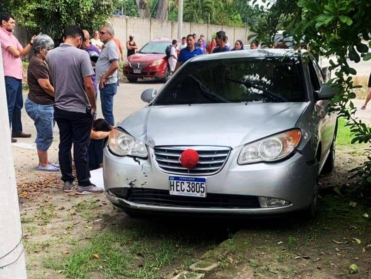 El vehículo impactó de frente a la mujer.