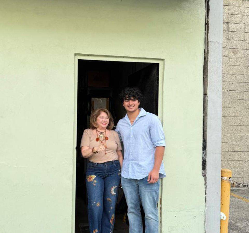La vicealcaldesa Maritza Soto junto a uno de sus nietos en la cuartería de Medina donde nació y se crió.
