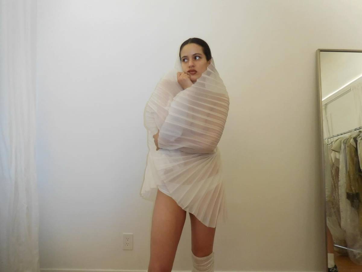 Rosalía llora ante sus fans al suspender concierto en Italia por problemas de salud