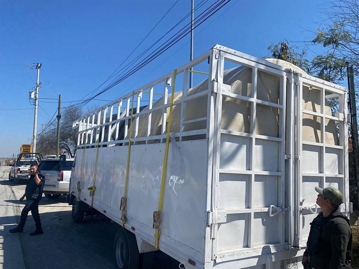 Hallan a migrantes hondureños que viajaban hacinados en un camión en México