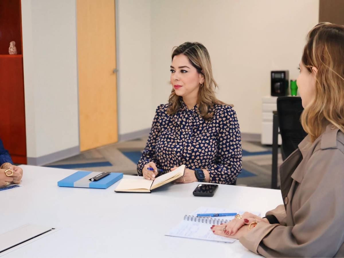 Omar Menjivar se retracta tras crítica a María Antonieta Mejía y ella responde